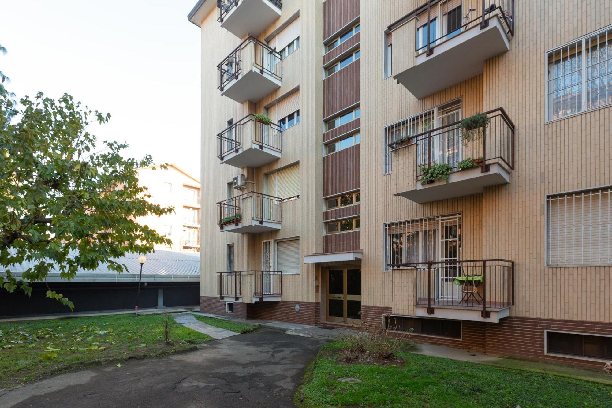 Milan-Linate Apartment With Balcony Exteriör bild