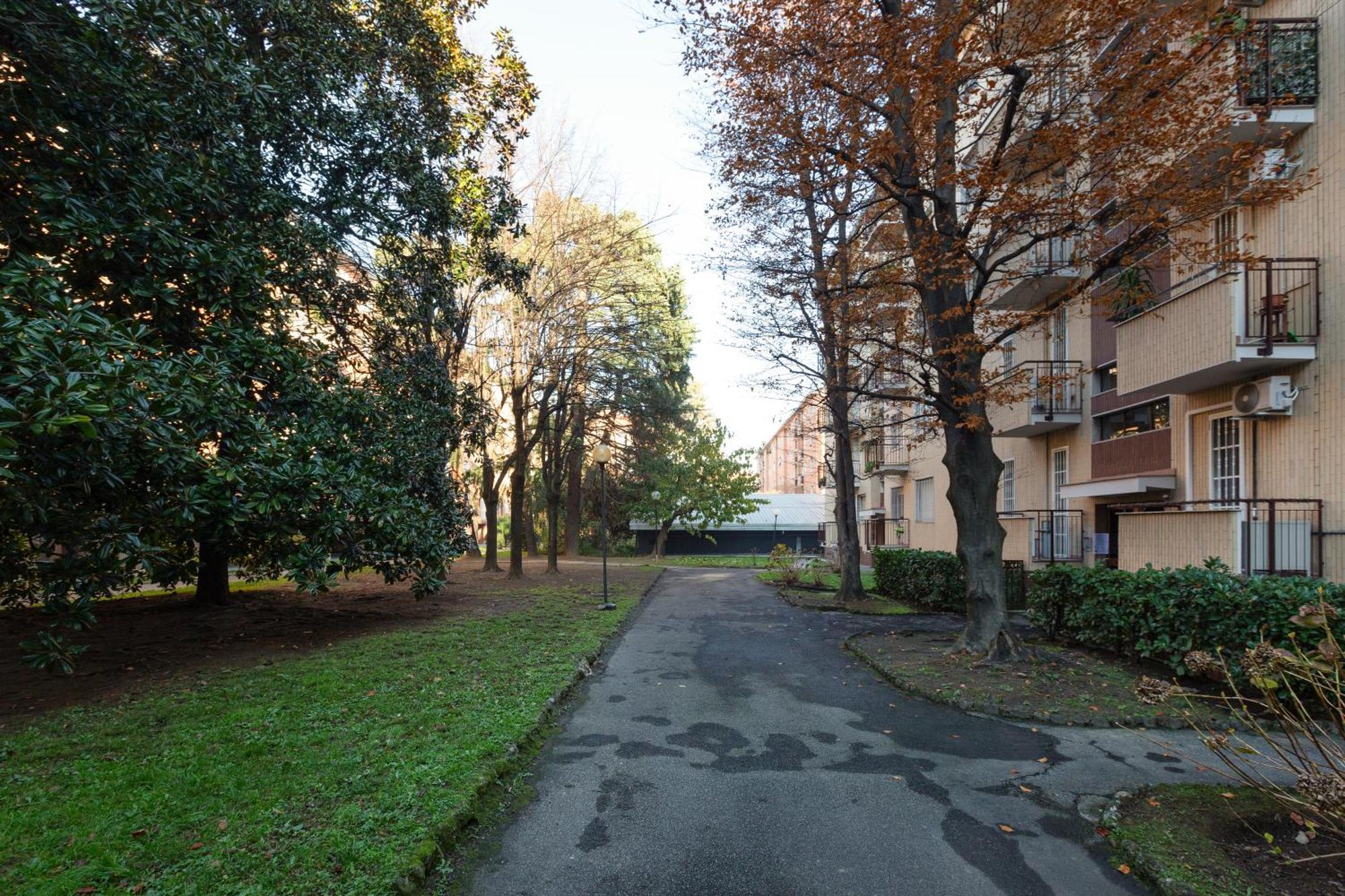 Milan-Linate Apartment With Balcony Exteriör bild