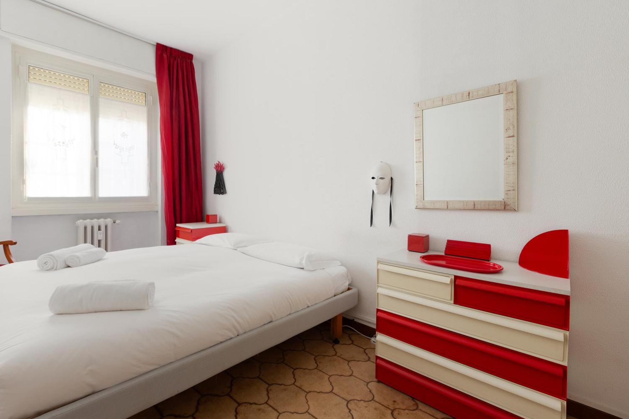 Milan-Linate Apartment With Balcony Exteriör bild